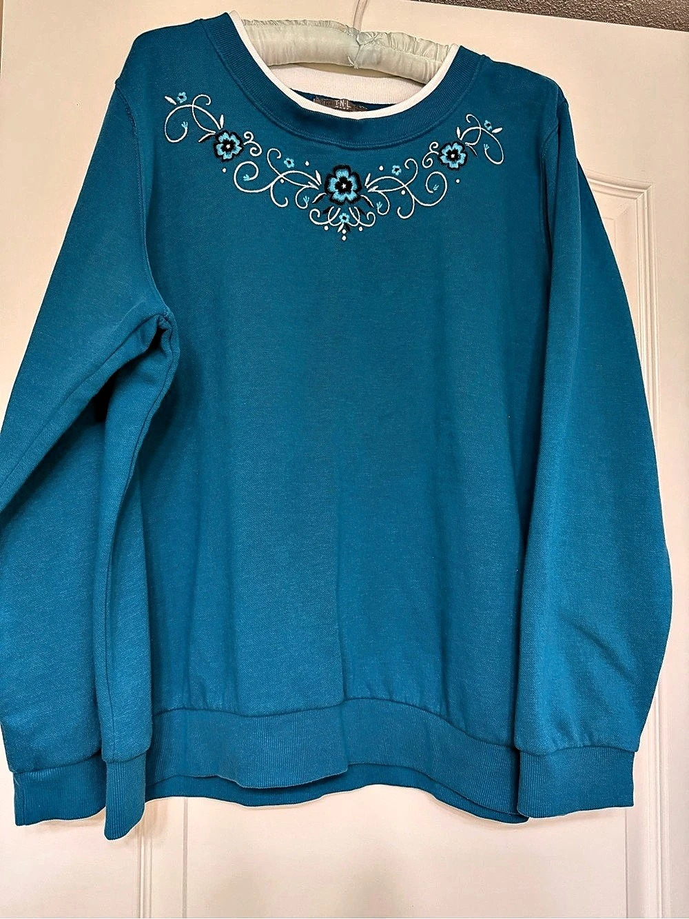 TNL Floral Embroidered Sweatshirt in Blue XL